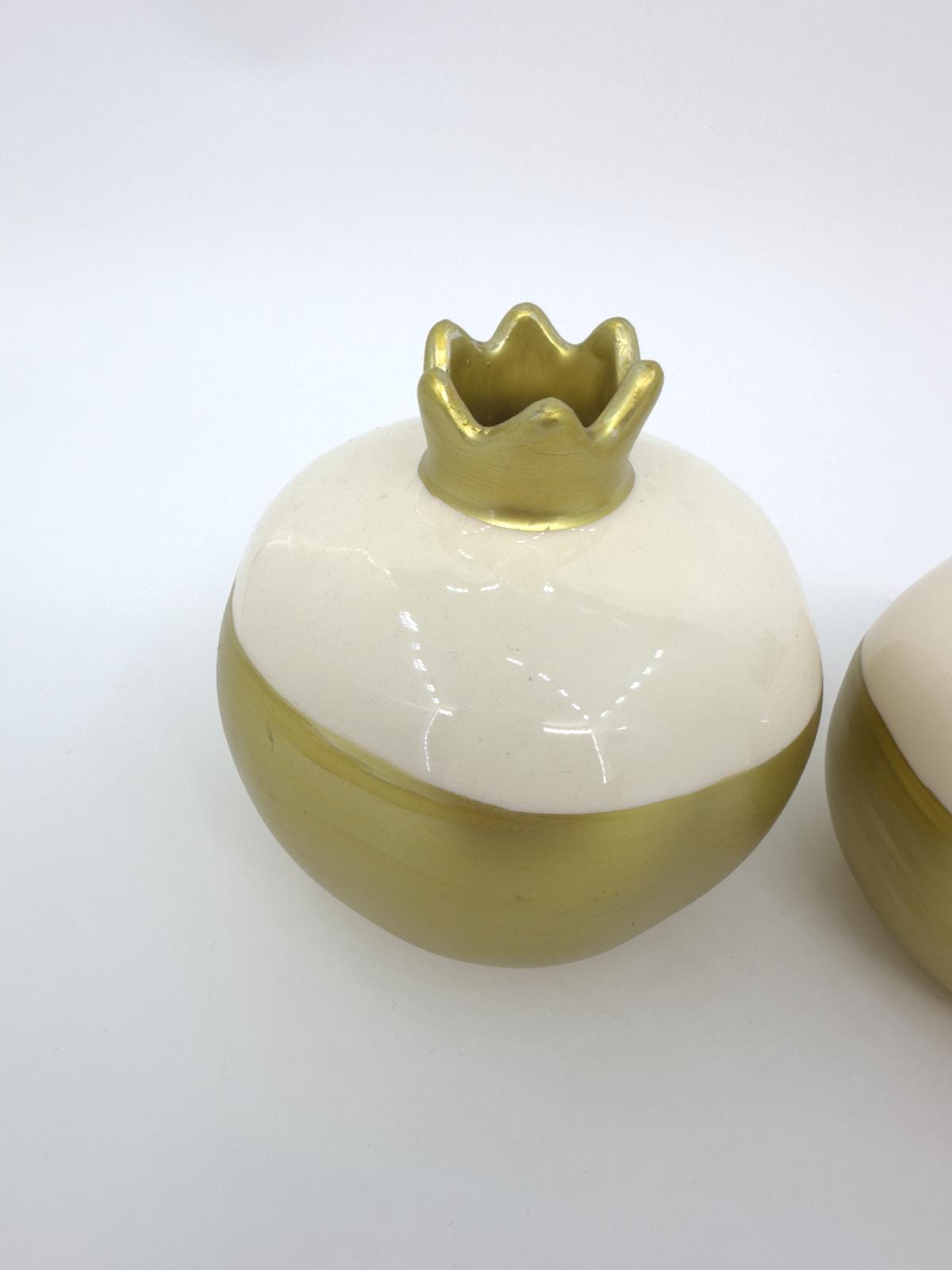 Handmade Gold & White Ceramic Pomegranate Set – Elegant Home Decor, Symbol of Prosperity, Perfect Gift for Weddings,Table Centerpiece